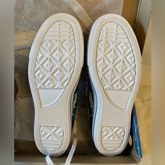 Custom Shark Sneakers women’s size 9 or men’s size 7 - Picture 5 of 6